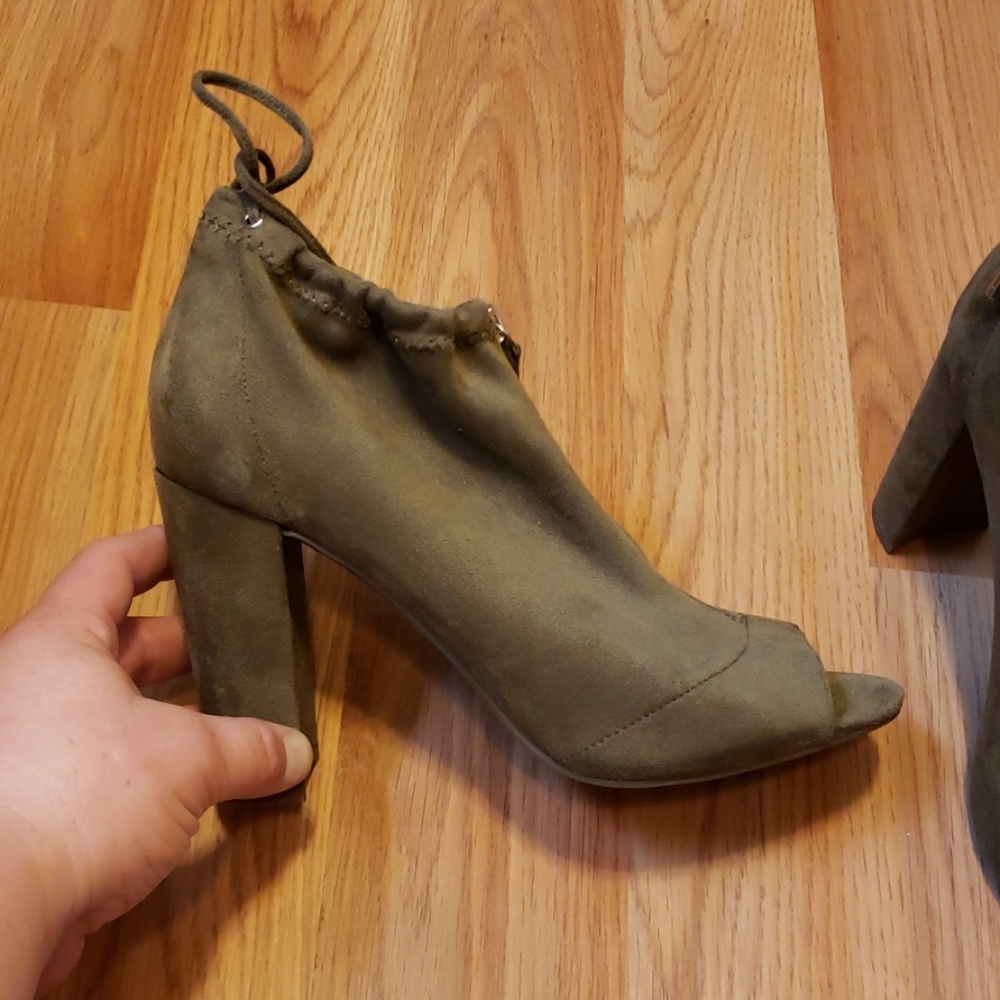 Guess booties sz 10
